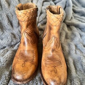 BED STU Cobbler Series Heeled Ankle Boots 8.5 Distressed Western Woven Leather
